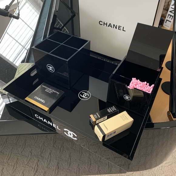CHANEL | Vanity / Cosmetic Essentials - Picture 2 of 13
